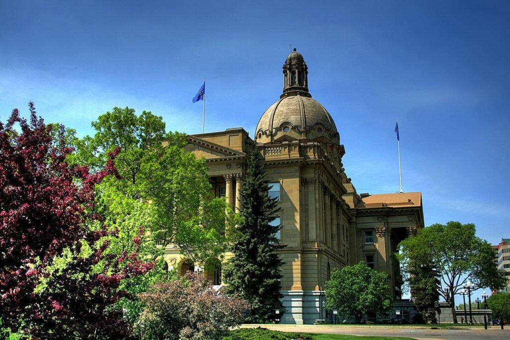 Bâtiment d'Edmonton par beau temps.