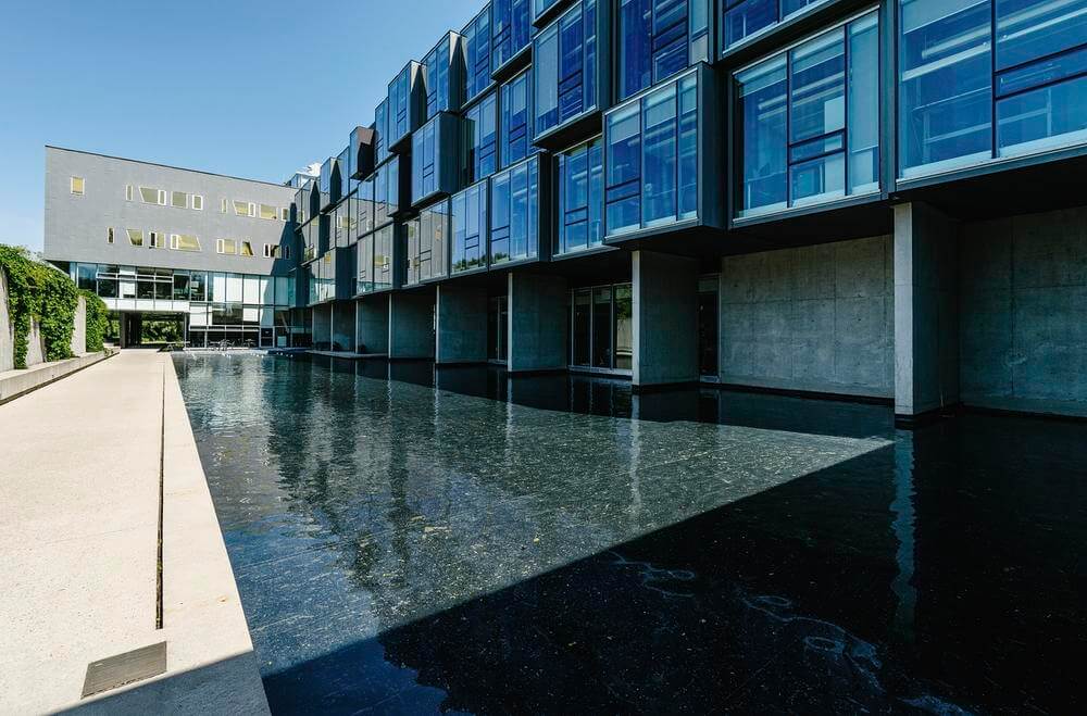 Bâtiment fait de verre et de béton à Waterloo, Ontario