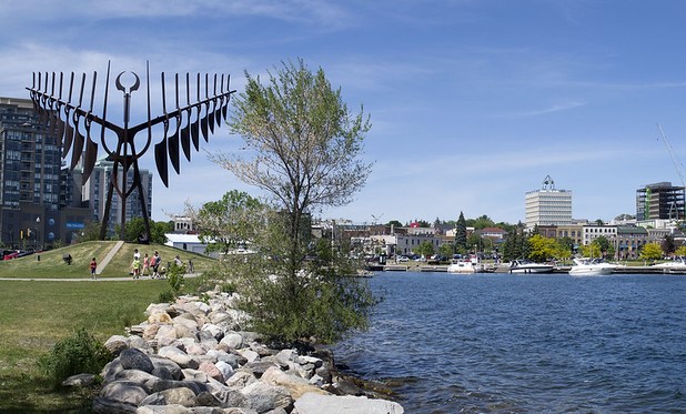 Front de mer de Barrie par une belle journée.