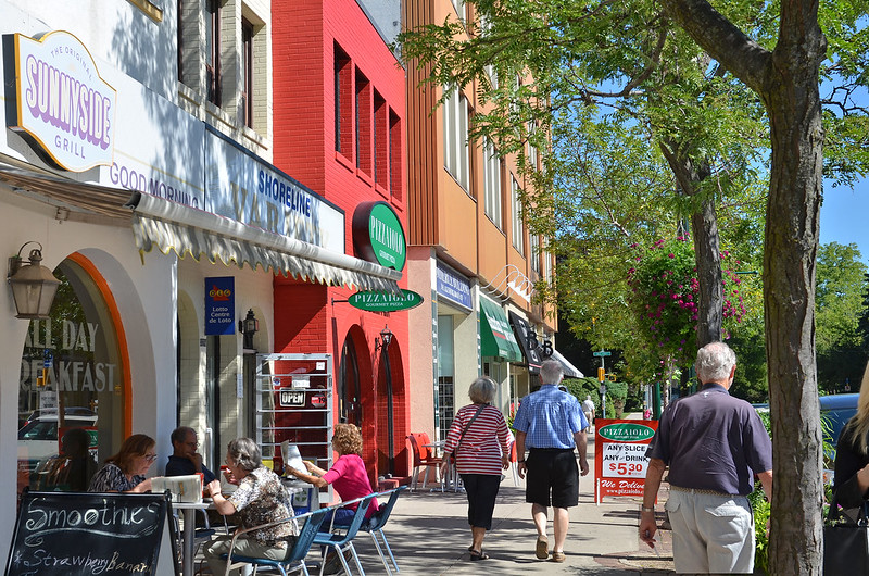 Une rue avec des bâtiments située à Oakville.